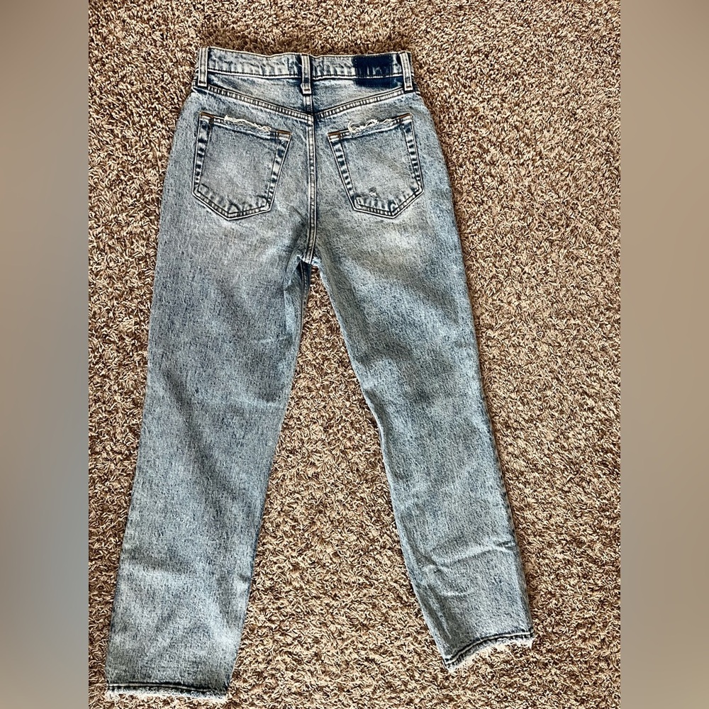 Abercrombie & Fitch The 90sStraight Ultra High Rise Jeans in an acid wash finish - Picture 11 of 11